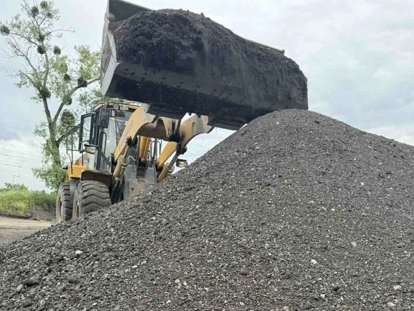 Асфальтна крихта з доставкою для доріг і парковок Київ